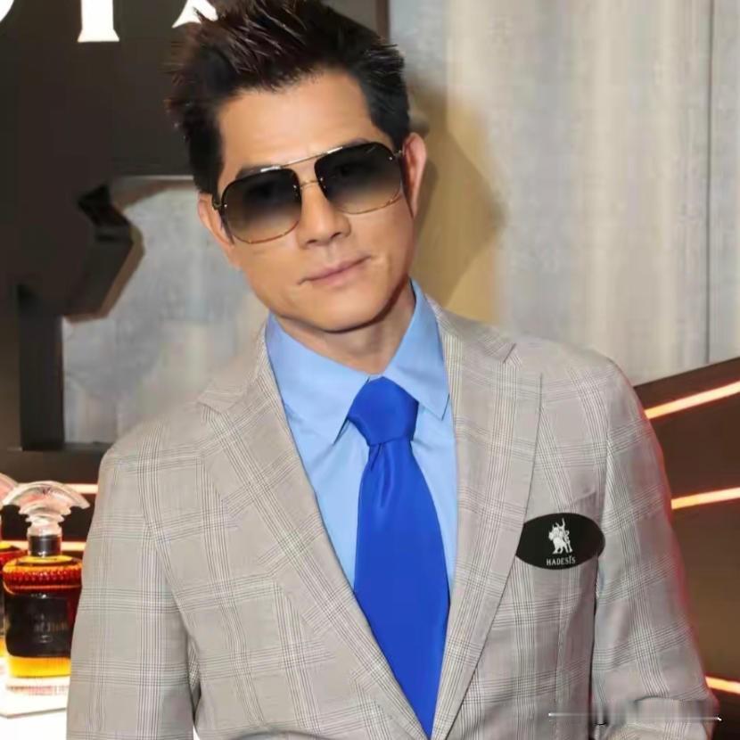 主持人问60岁的郭富城:“听说你每天只吃一餐，是真的吗？”郭富城说:“严格来说一