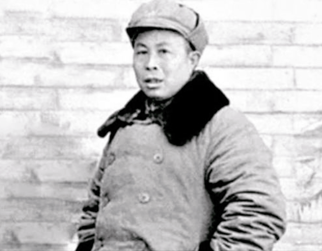 55年授衔时,志愿军军长回村种地不予授衔,朱老总大怒:不能没他