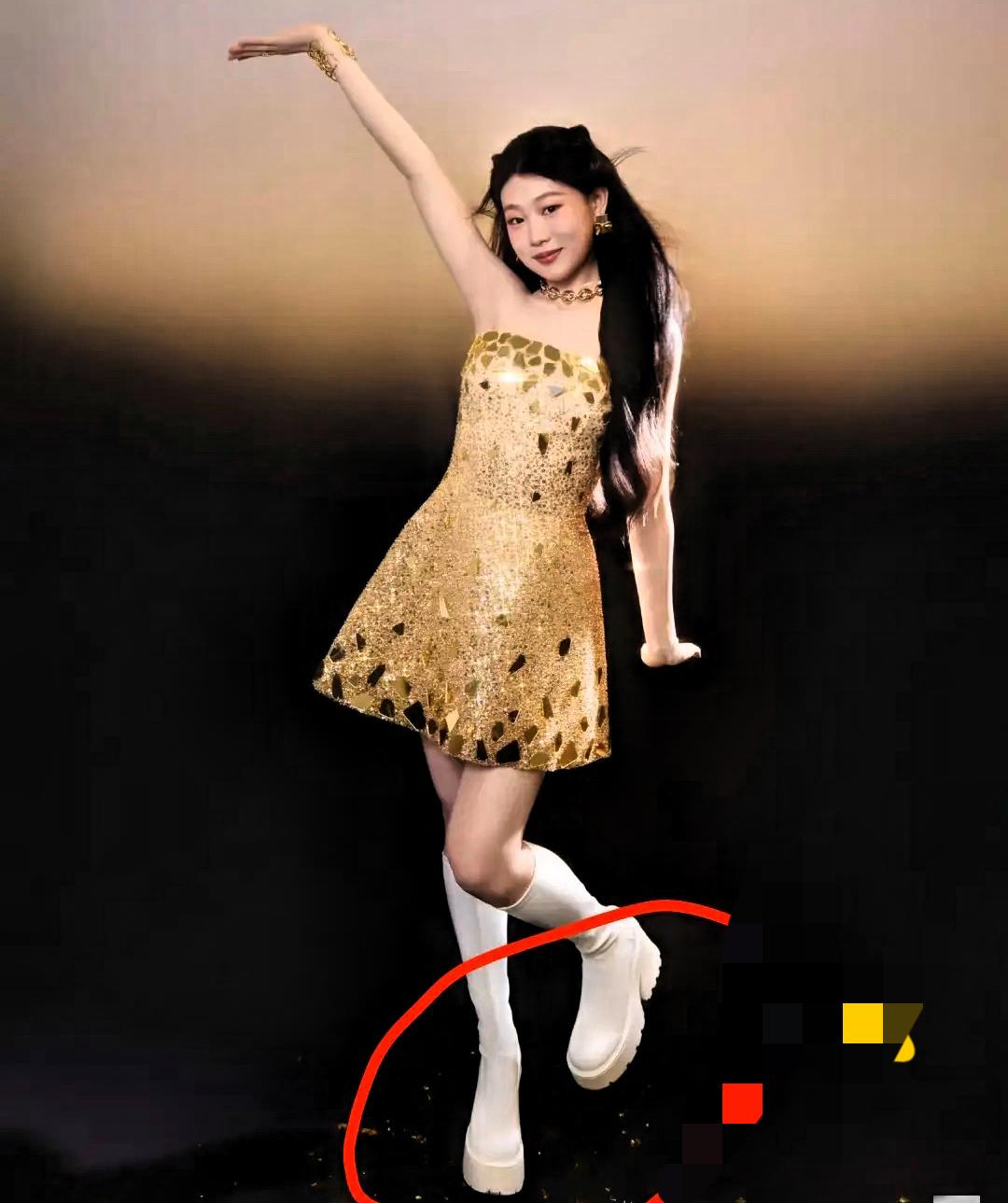 沈佳润我实在是看不下去了为什么好好一条金色抹胸裙，你非要搭个“高跷”鞋呢？