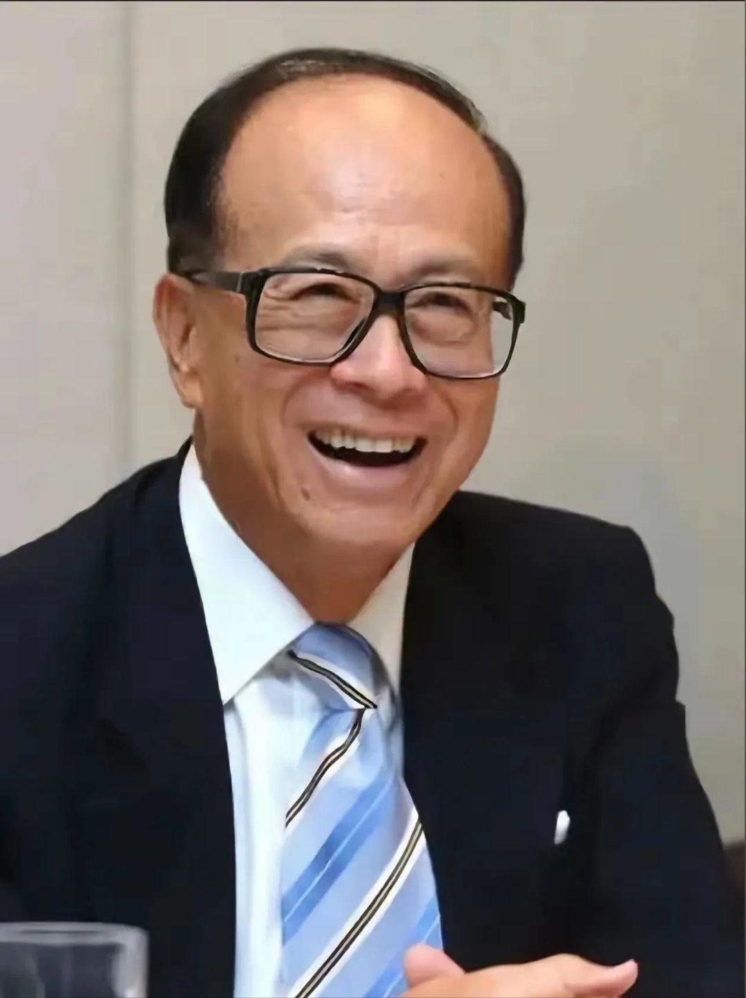 十年前，大家都在说“别让李嘉诚跑了”，那时他把内地的资产打包卖掉。现在，李嘉诚又