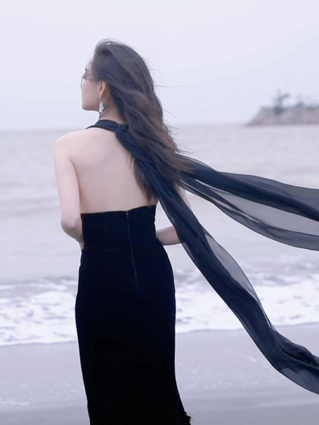倪妮风卷纱动浪漫满载