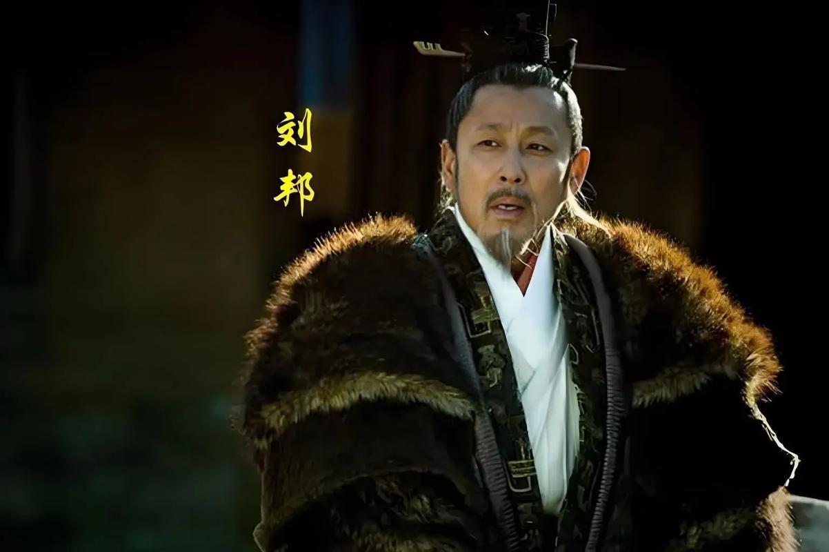 刘邦想当的是秦始皇还是周天子？ 后世常争论刘邦称帝后，究竟是想效仿秦始皇的集