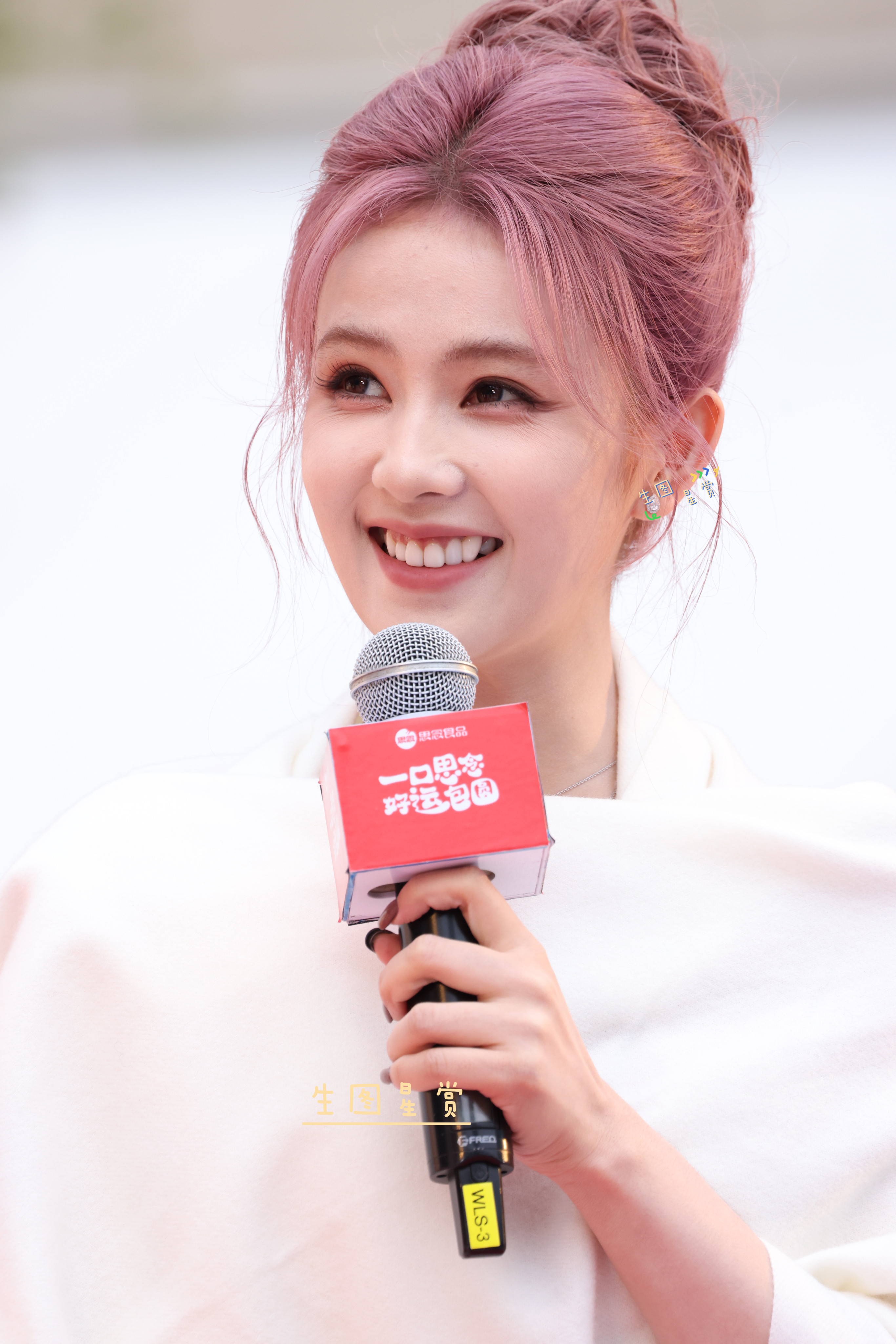 白鹿白鹿成都活动见面会粉发白裙的梦妍，空气中都散着香甜味🫧白鹿粉发白