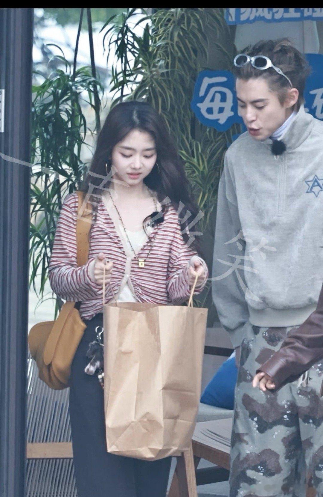 河堤人缘真好，谭松韵都去了