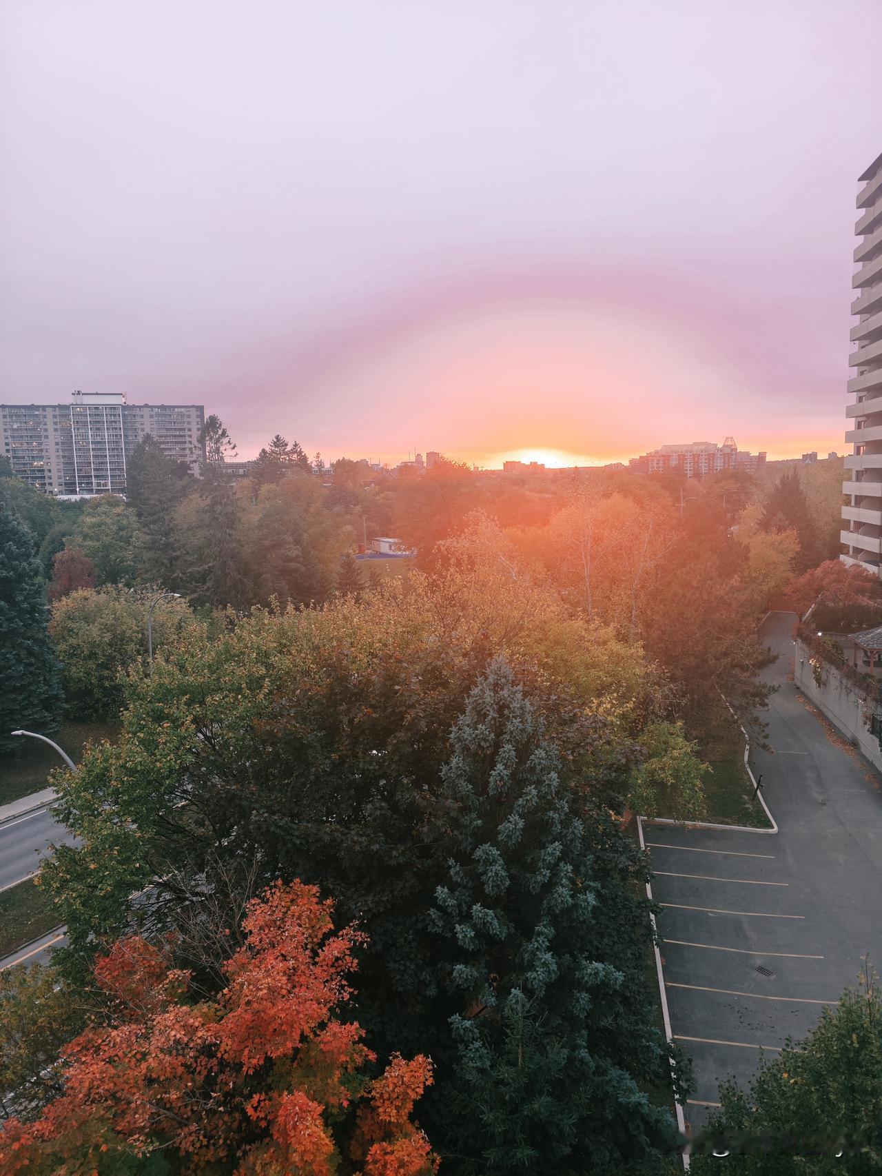 同是夕阳西下，景色各有千秋！这儿是渥太华。