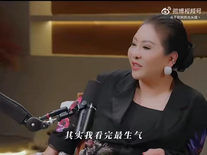 向佐发文表达对母亲陈岚的不满。向太刚刚结束鲁豫的采访，转头就被向佐发文质问“这是要逼我营业吗”，长辈