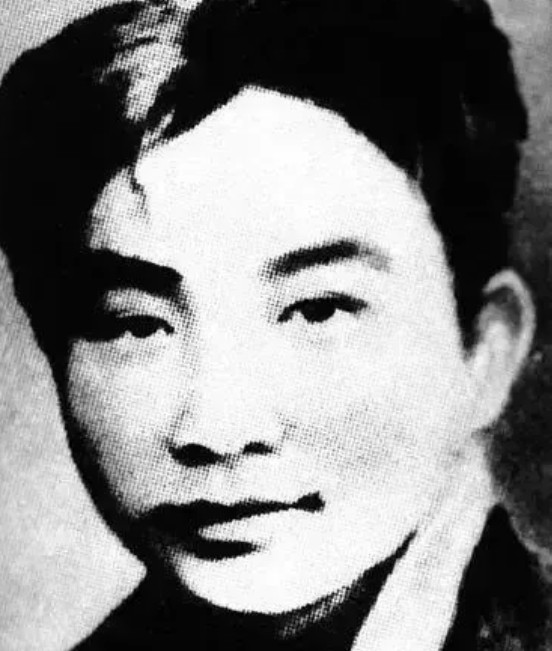 1935年，2名被捕地下党员临行刑前，监狱看守突然说：“我可以救你们出去，但只能