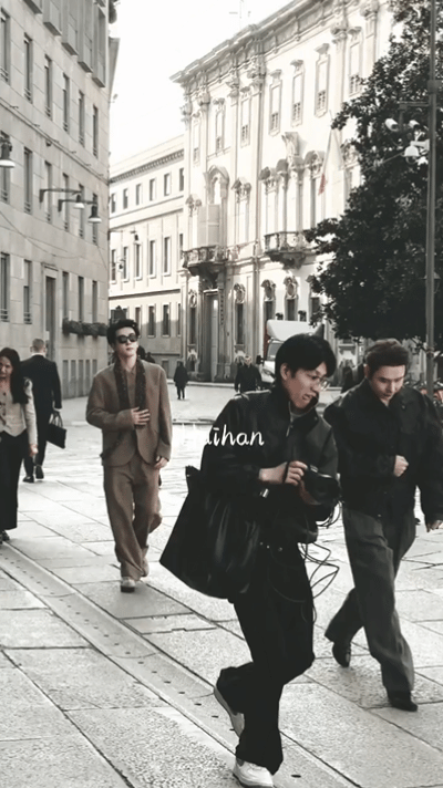 曾舜晞走出大佬的气场卡其套装一穿墨镜一戴，大佬范儿这不就来了！他步子迈得自带气场