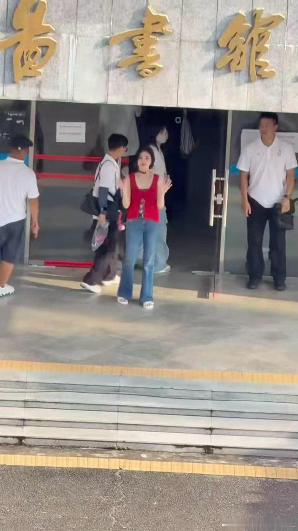 白鹿短发港风女郎短发+红背心的组合太妙了！既清爽又热烈，白鹿把这种风格驾驭得游