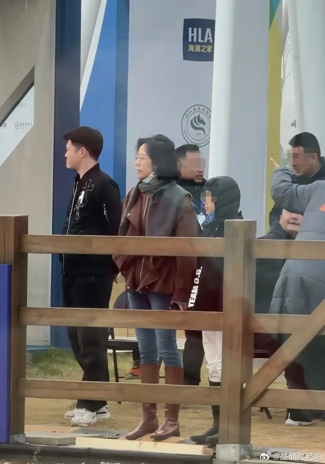 汪涵带儿子参加马术比赛，父子同框很有爱，11岁沐沐高到爸爸肩膀！