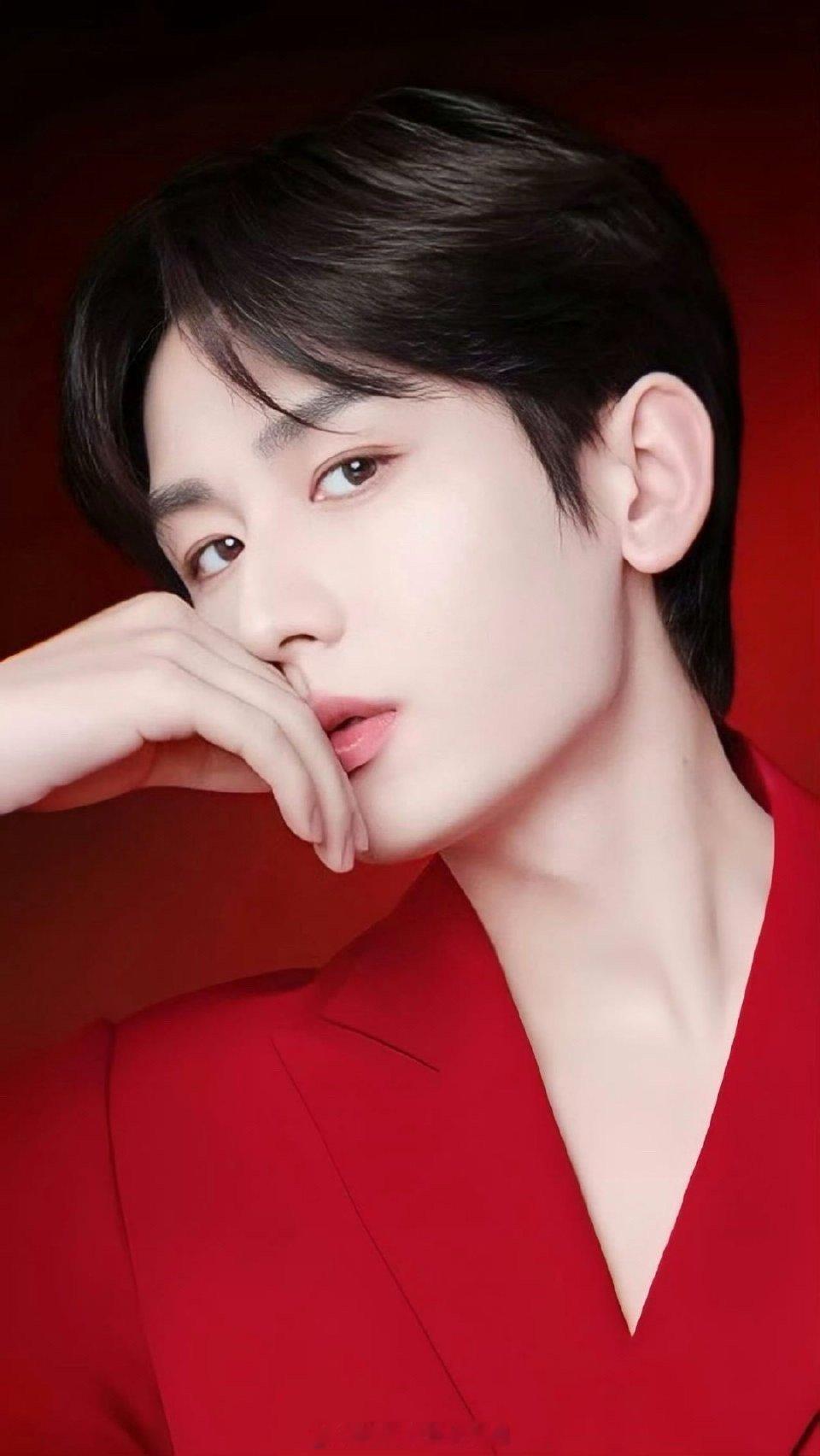 内娱男星穿红衣谁没被内娱男星的红衣造型圈粉过！张凌赫红衣少年感爆棚，成毅红衣清