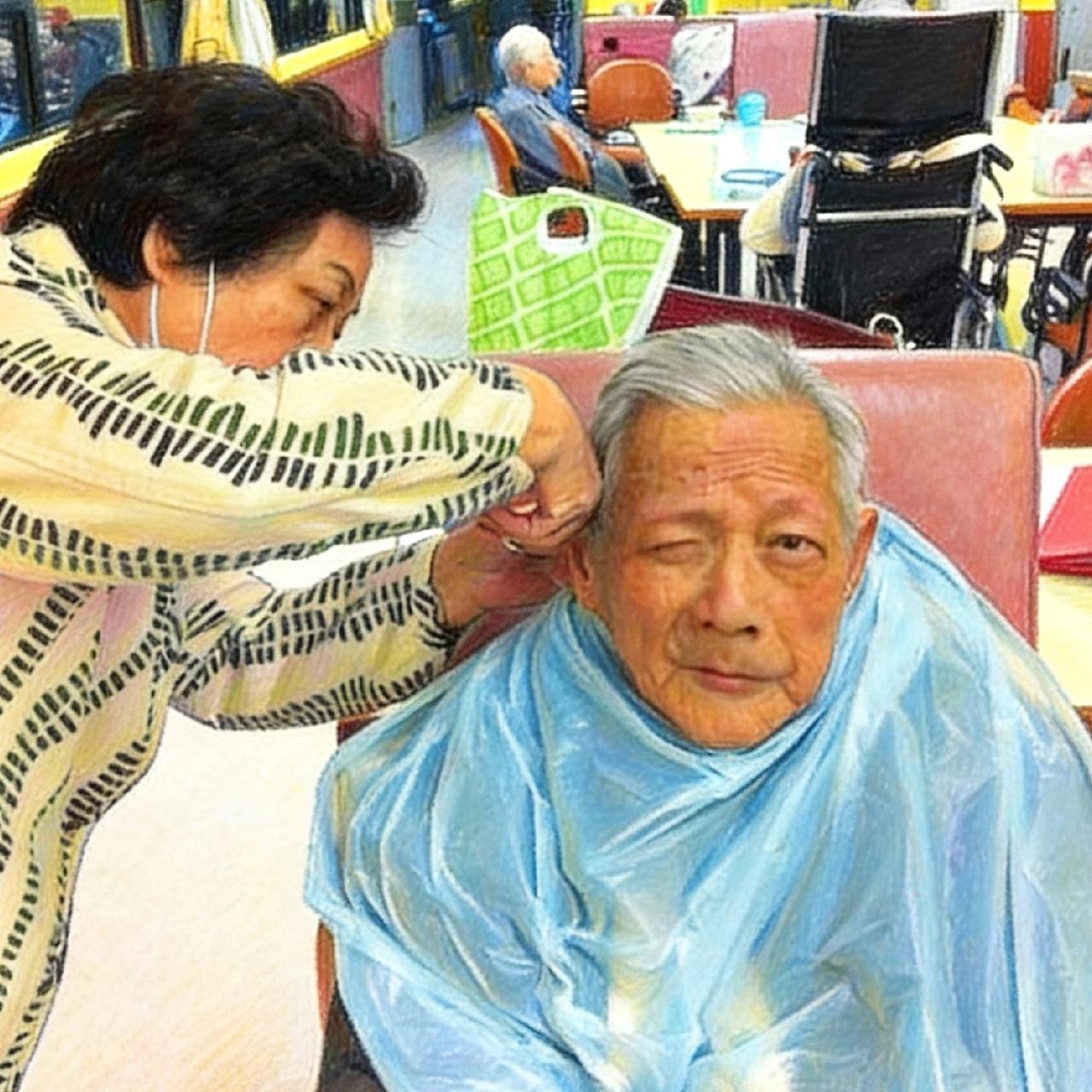 2012年，章含之的前夫洪君彦病重期间，妻子陈贤英给他理发时，一张罕见的留影，镜