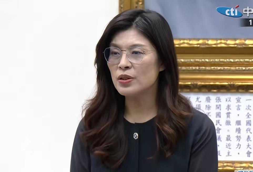 郑丽文在11月12日召开的国民党“中常会”上宣布了一个非常重要的决定，表示自己要