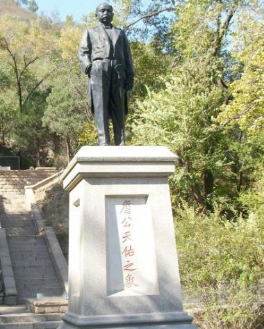 1982年，铁道部决定为詹天佑迁坟，未曾想，在挖开詹天佑墓的瞬间，竟看到棺木里流