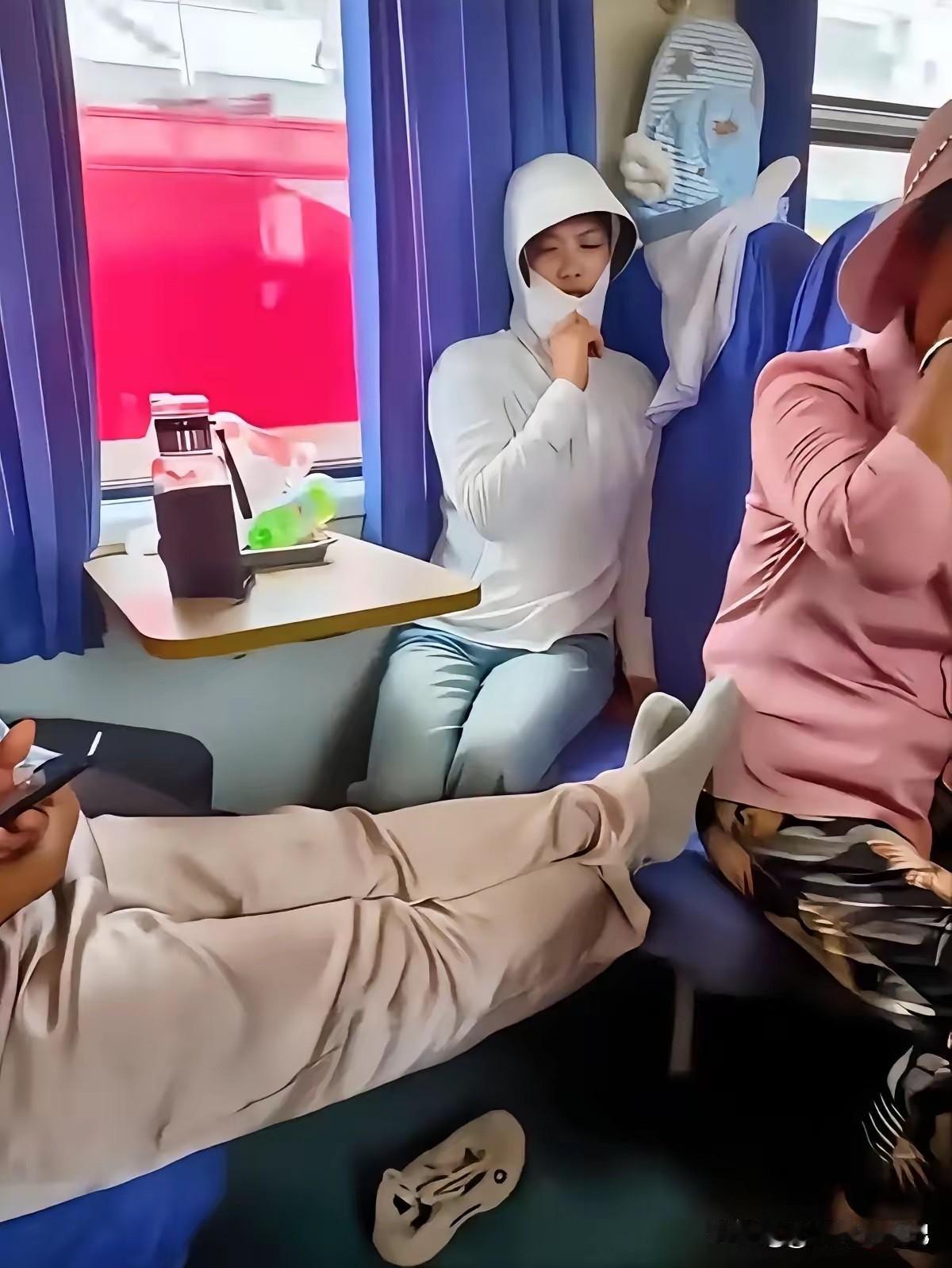 火车上的一幕，如果你坐对面，你会提醒她一下吗？