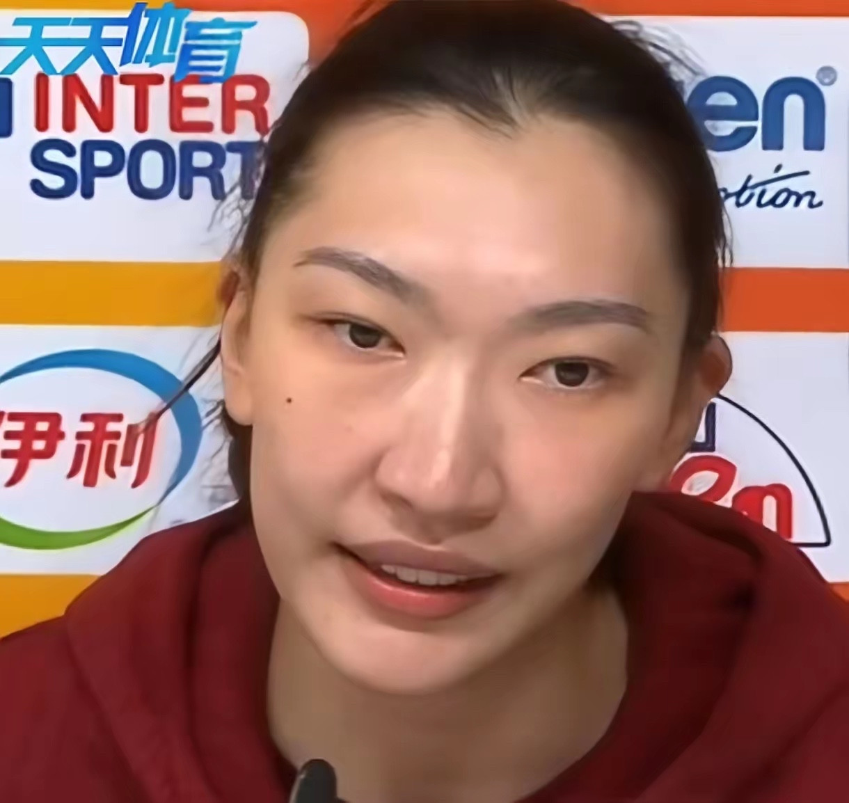 “张子宇是一位19岁的姑娘，她刚刚加入国家队，可以看见，尽管得分不多，但是她在场上非常拼，很多时候，
