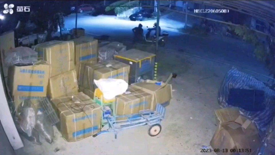 武汉这起案子太让人琢磨了。2023年柳先生发现小偷在自家门口偷了水泵骑车跑，他先