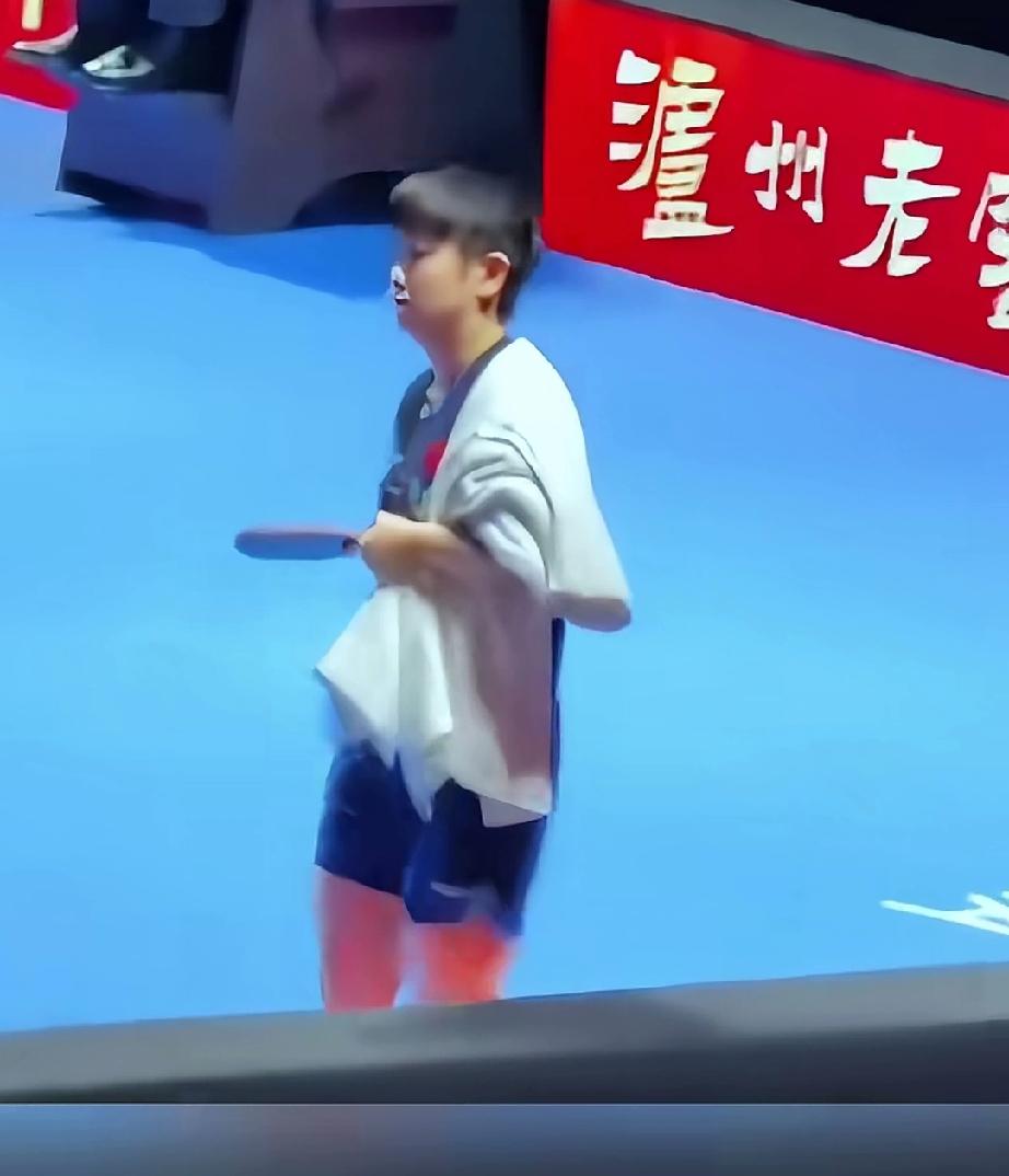 莎莎姐姐爱你！1/8决赛同门师姐妹莎莎和蒯曼碰上了，莎莎4：2力克蒯曼。比赛结