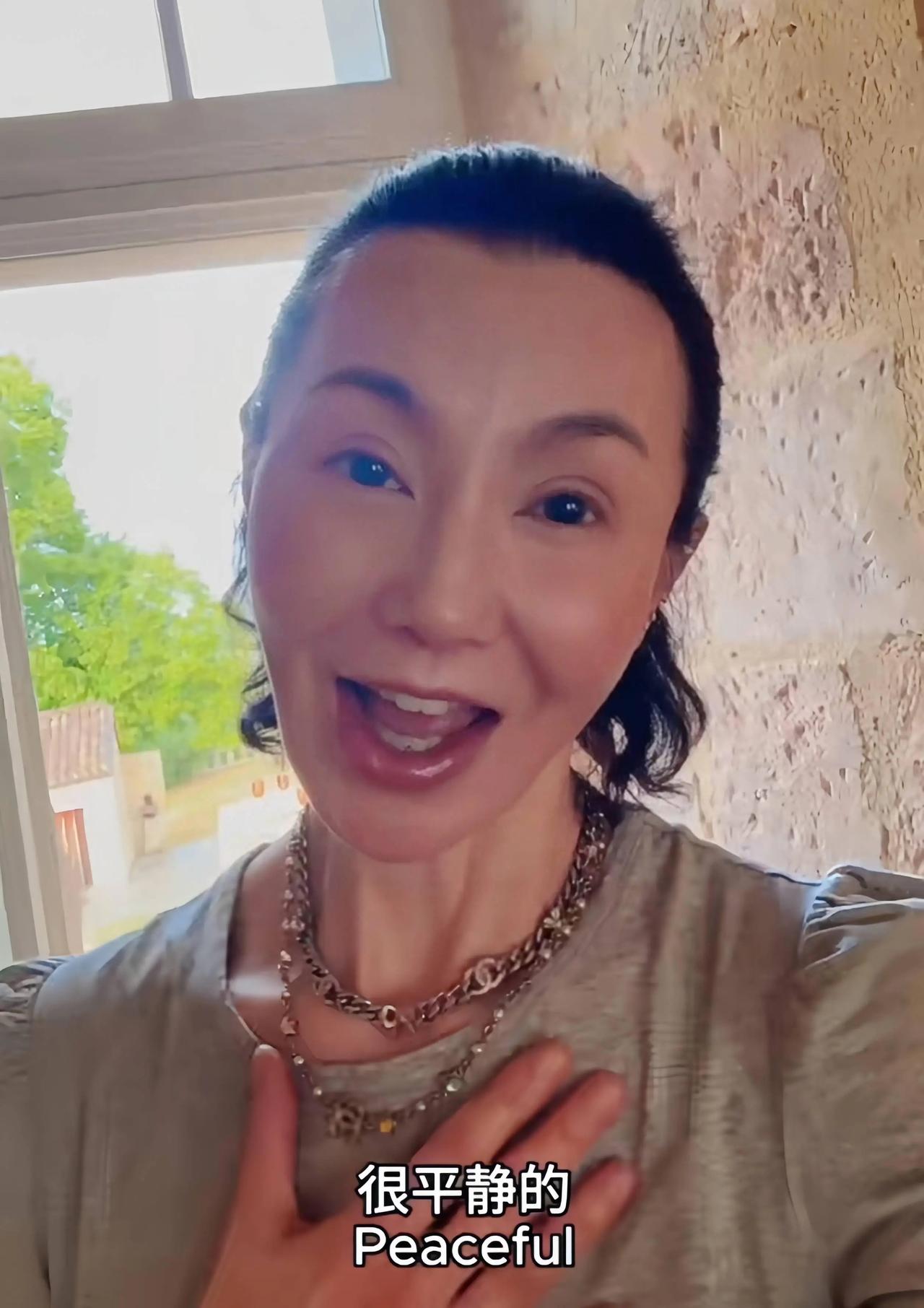 60岁的张曼玉，没有再婚，不生孩子，最喜欢的事，就是去法国的农村“掏鸡蛋”。