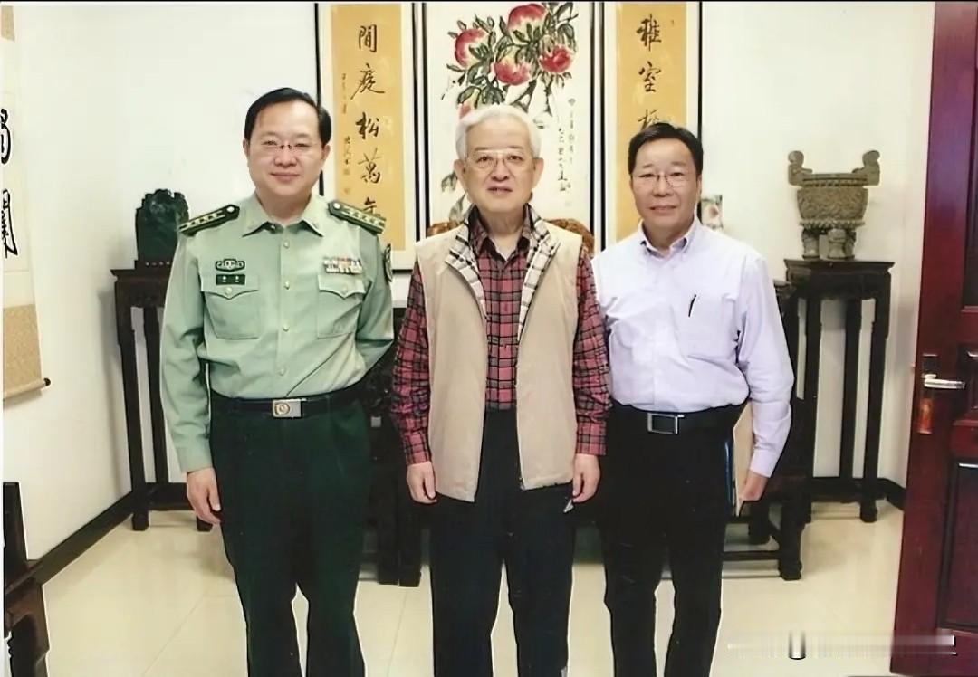在这张照片中，满头银发的于永波将军端居中央，身着休闲马甲，神情温和。他曾担任总