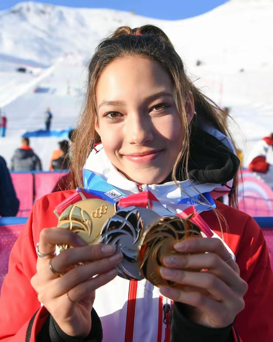 谁懂啊！奥委会主席巴赫，专程飞过来，就为看谷爱凌这一跳！米兰冬奥赛场。谷爱