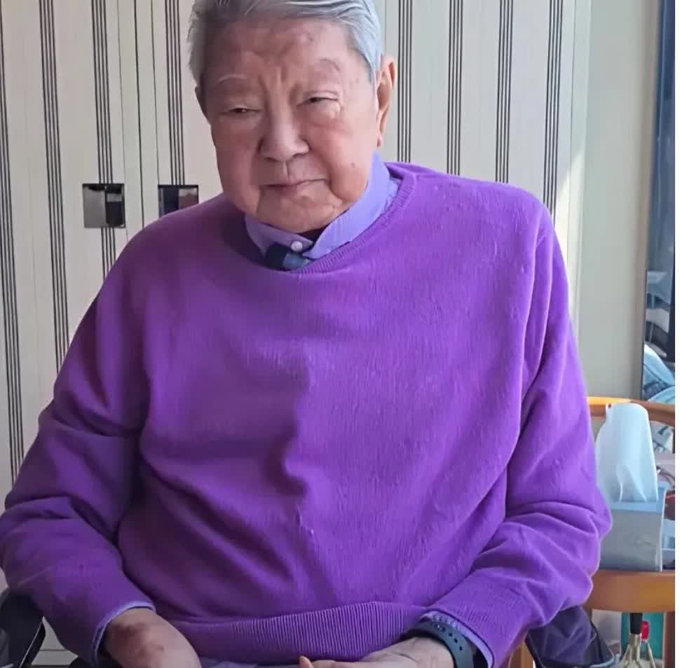 蔡澜老人2025年6月25日去世享时83岁，身边有秘书、医生、护工8个人，但没一