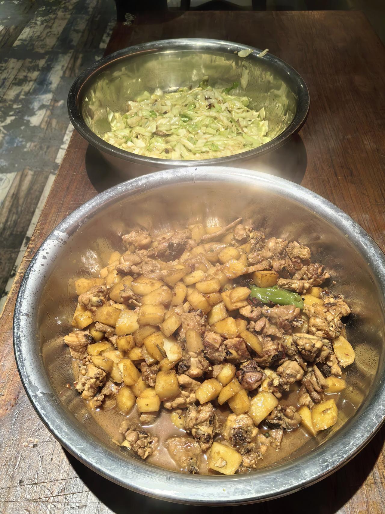 公司工作餐,你那里上班管饭吗?我是一名厨师，上班管3餐，这是中餐工作餐。谁