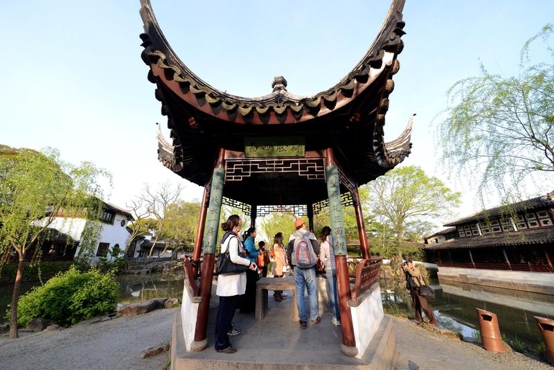 苏州的魅力不胜枚举，引得世界瞩目实不足为怪。单论景点，拙政园堪称一绝，它不靠气势