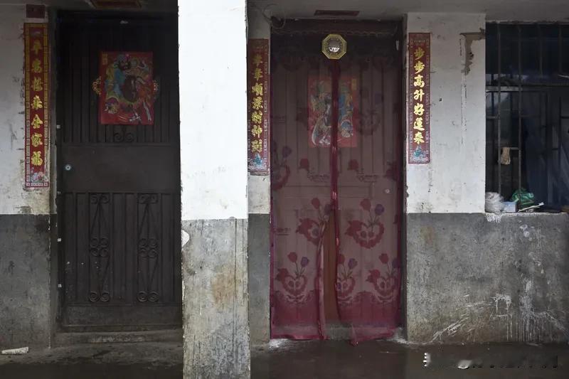 11月11日，西安未央区一个冬天穿拖鞋在外捡食物的小女孩视频引发社会关注。视频里