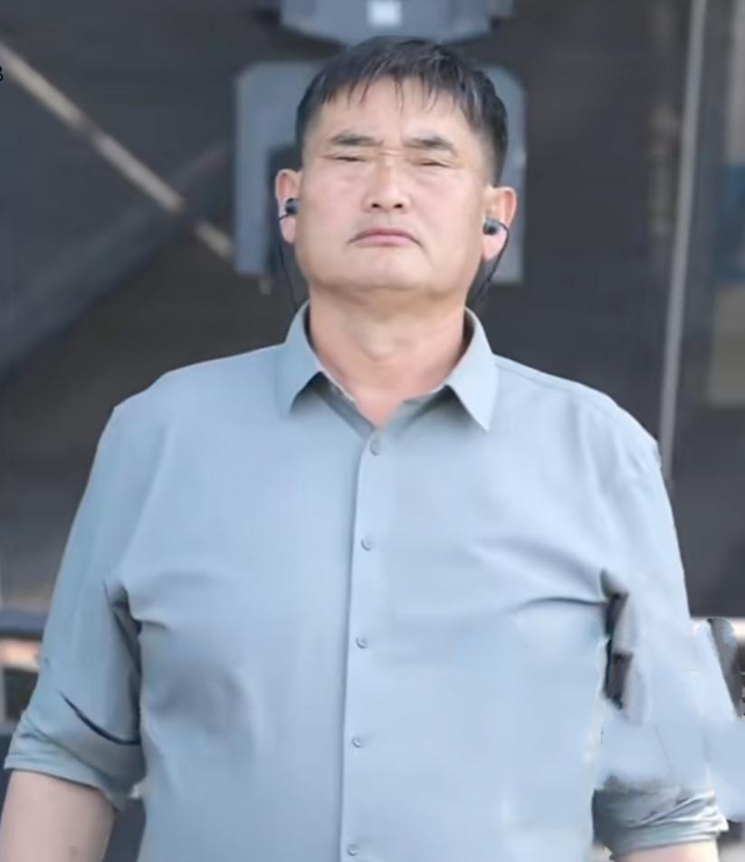 今天看了一段新闻才知道，大衣哥朱之文的商演报价，多少年了，一直都是10万元三首歌