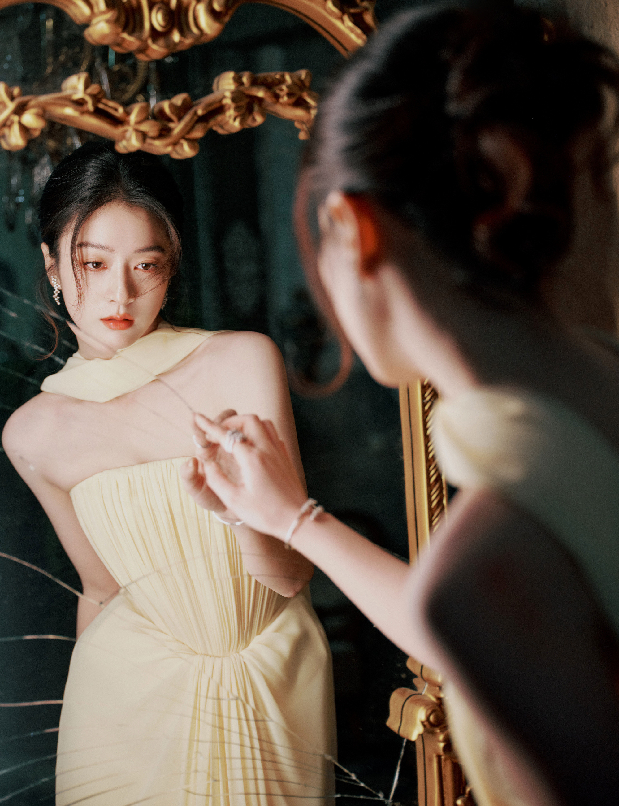 张雪迎抹胸穿搭：镜中幻影，镜外灵魂！虚实交错，千面皆是我。张雪迎