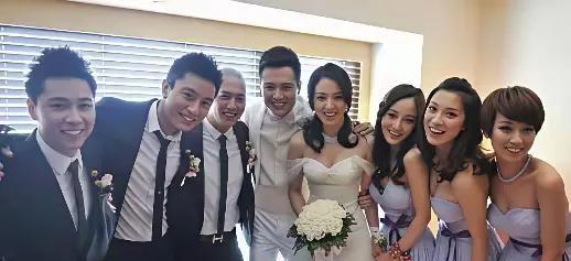 结婚的分了，伴郎伴娘也分了。董璇高云翔结婚的时候，贾乃亮李小璐是伴娘伴娘。看