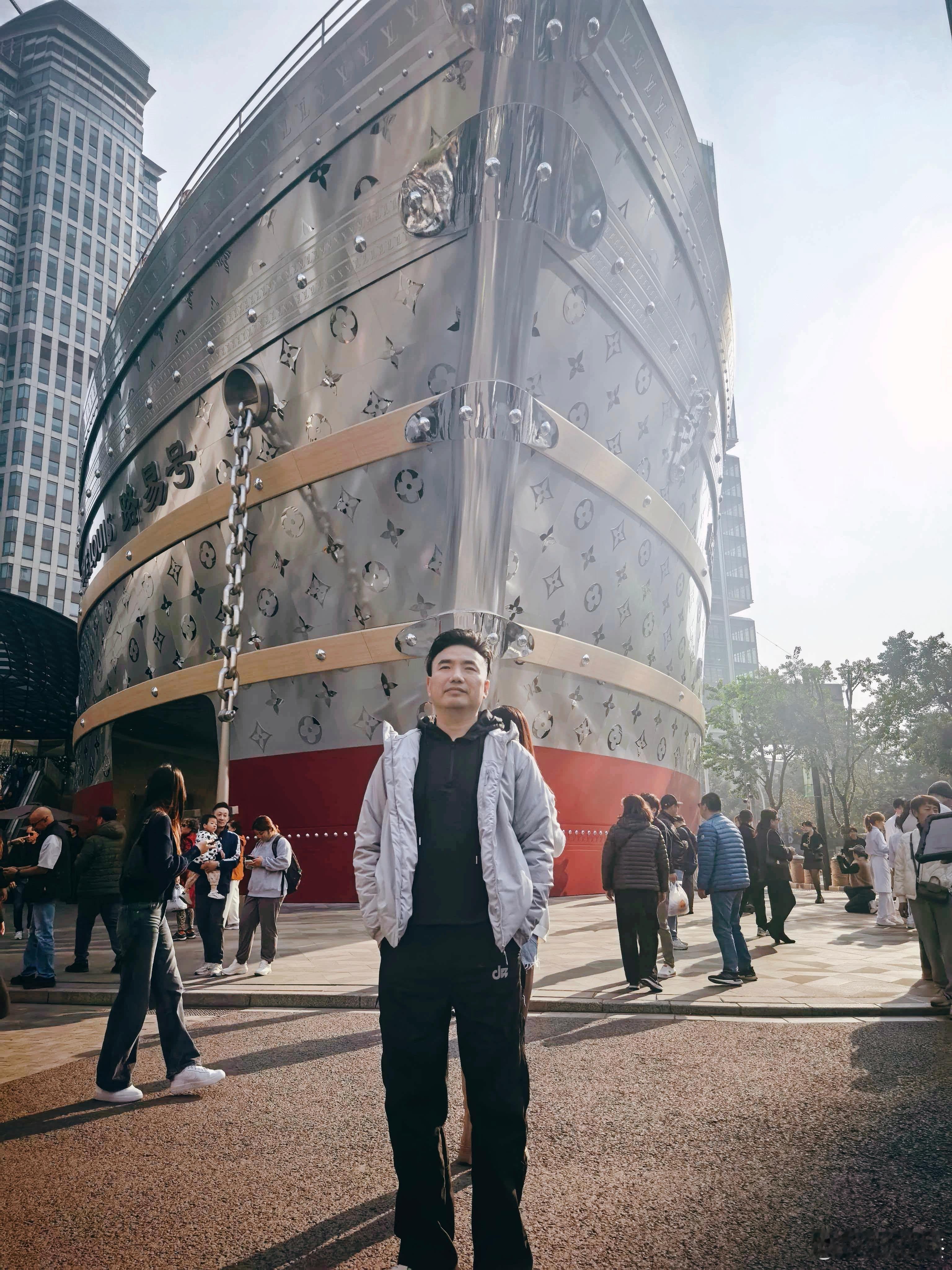 请用四个字夸夸他～～谢谢。