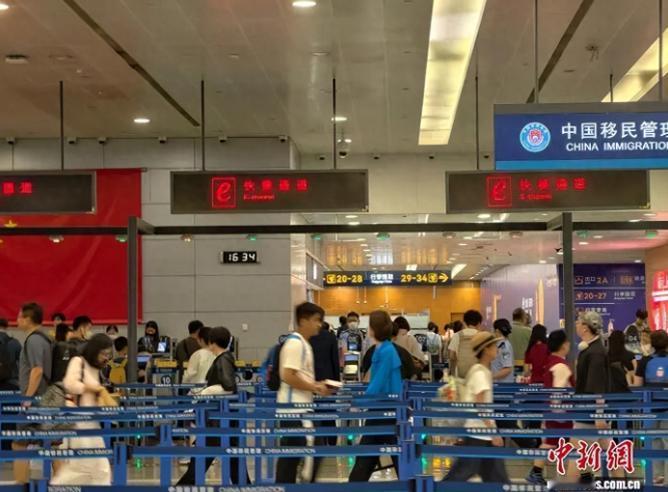 太险了！8月27日报道，上海浦东机场边检民警拦下一名外籍旅客，对方自称来华旅游，