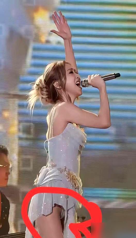 薛凯琪那5亿热搜的裙子，不是意外。她亲自让造型师剪短10厘米，还扒了安全裤，说这