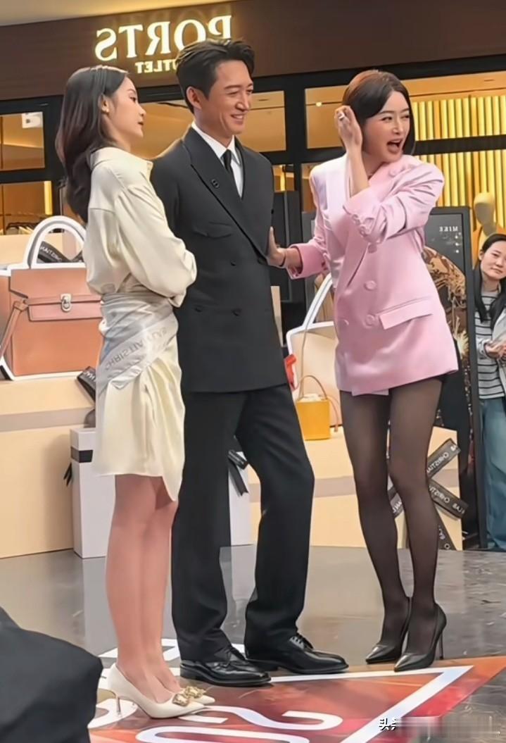 王阳站在中间，好像很享受秦岚的靠近，旁边的女人冷眼旁观，好像在看着他们演戏。说实