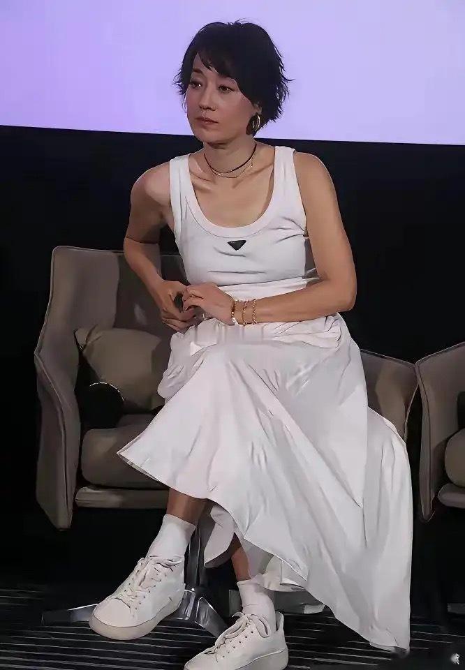 只要身材不走样，六十岁这样穿也没毛病