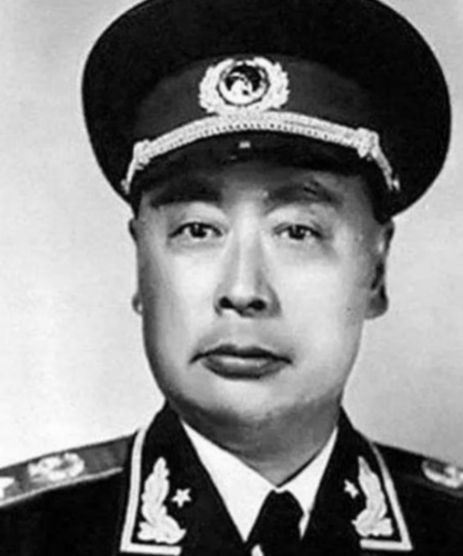 1955年全军授衔之前，刘少奇坚持反对给陈毅授元帅军衔，周恩来听闻此事，立马写了