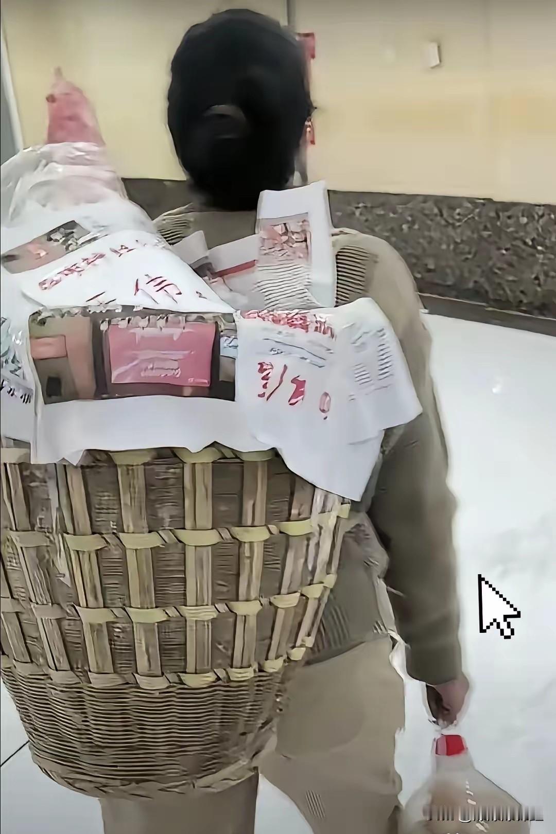 华西医院这回算是见识了啥叫“硬核”送礼！有个大姐背着竹筐直闯门诊大厅，那大猪