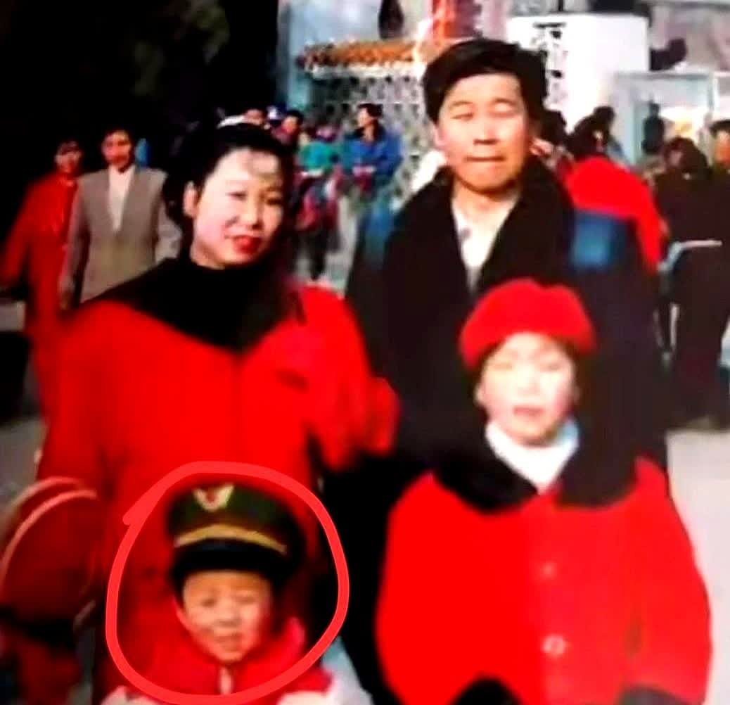 许妈的确挺惨的，她把姚策一直当亲儿子养，看小姚策的穿着，就知道许妈一定非常宠爱孩