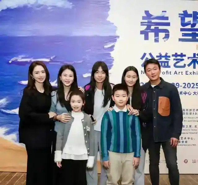 佟大为上海机场父女照火了，我才看懂，他家最值钱的不是长腿基因