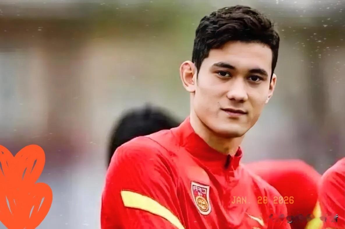 23岁的拜合拉木，刚刚拿到国足的奖金。他没有买名贵的手表，和豪华的跑车。而是