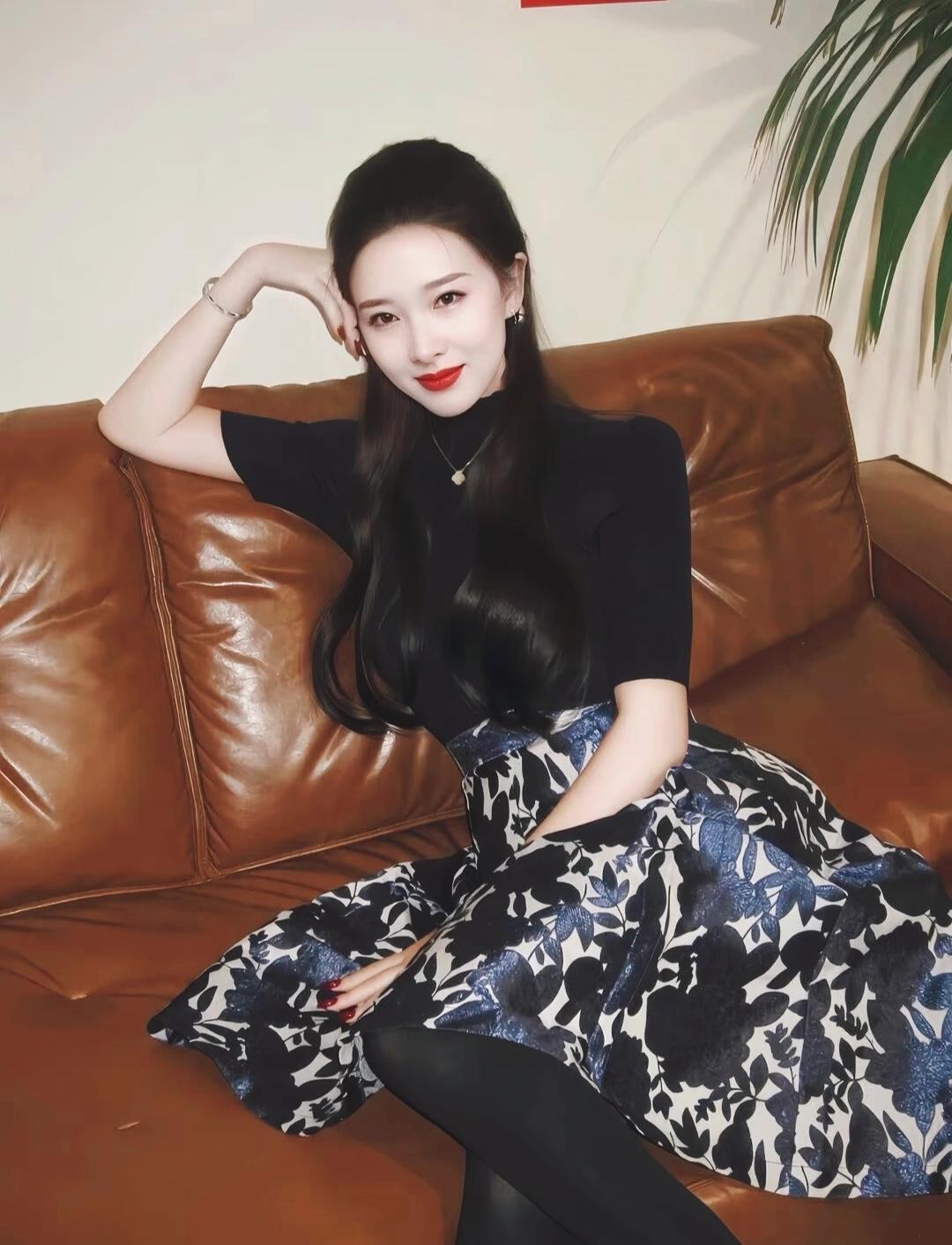 女王驾到，这气场跟地震似的，周围都得抖三抖呀！晒图笔记大赛女人穿裙子配什么鞋显