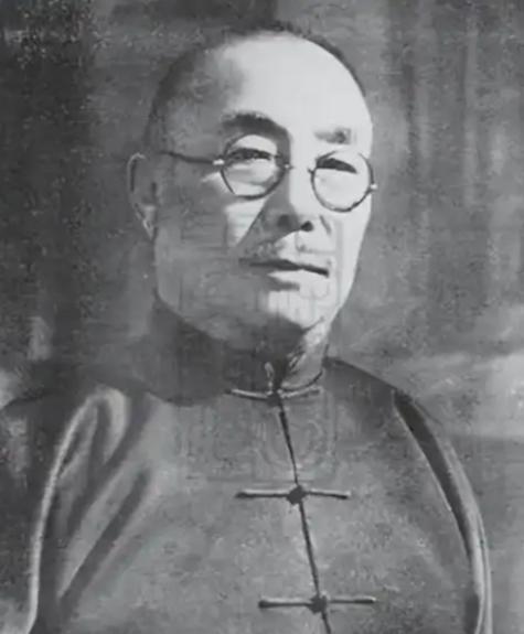 1940年，大汉奸、伪上海市市长傅筱庵配32名保镖防暗杀，不料凌晨三点，伺候他2