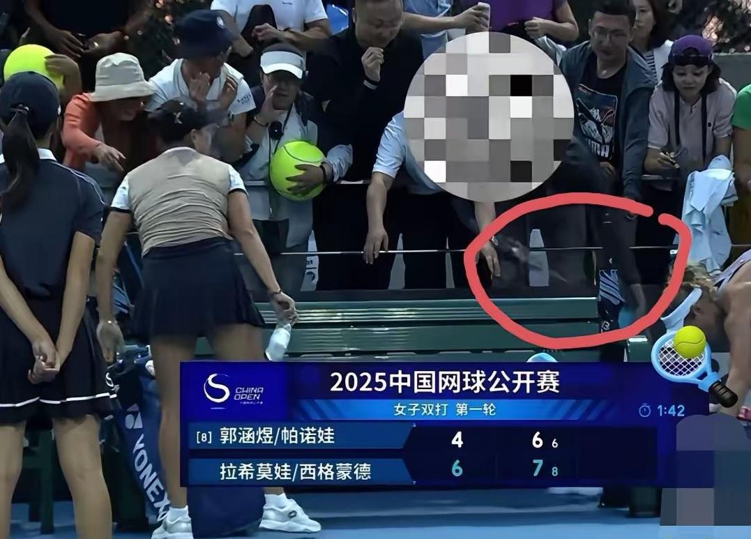 中网再现关于毛巾“先抢后偷”的名场面，先是两个男观众抢勒纳钱的毛巾，在那里撕扯了