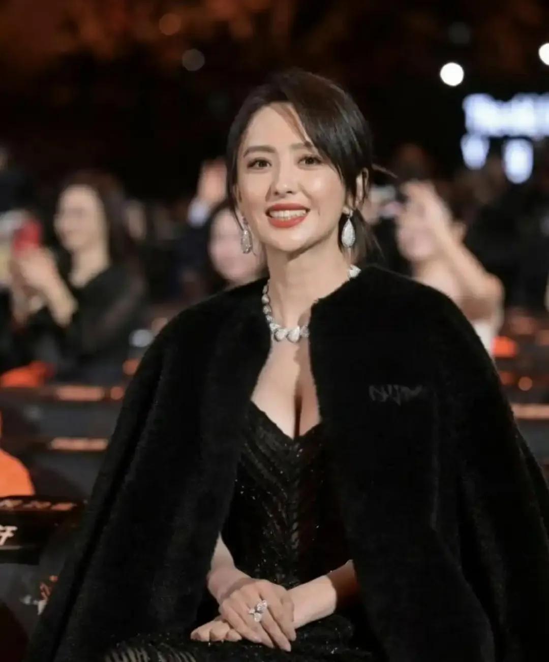 比以前更加成熟有韵味，女人味十足！[比心]