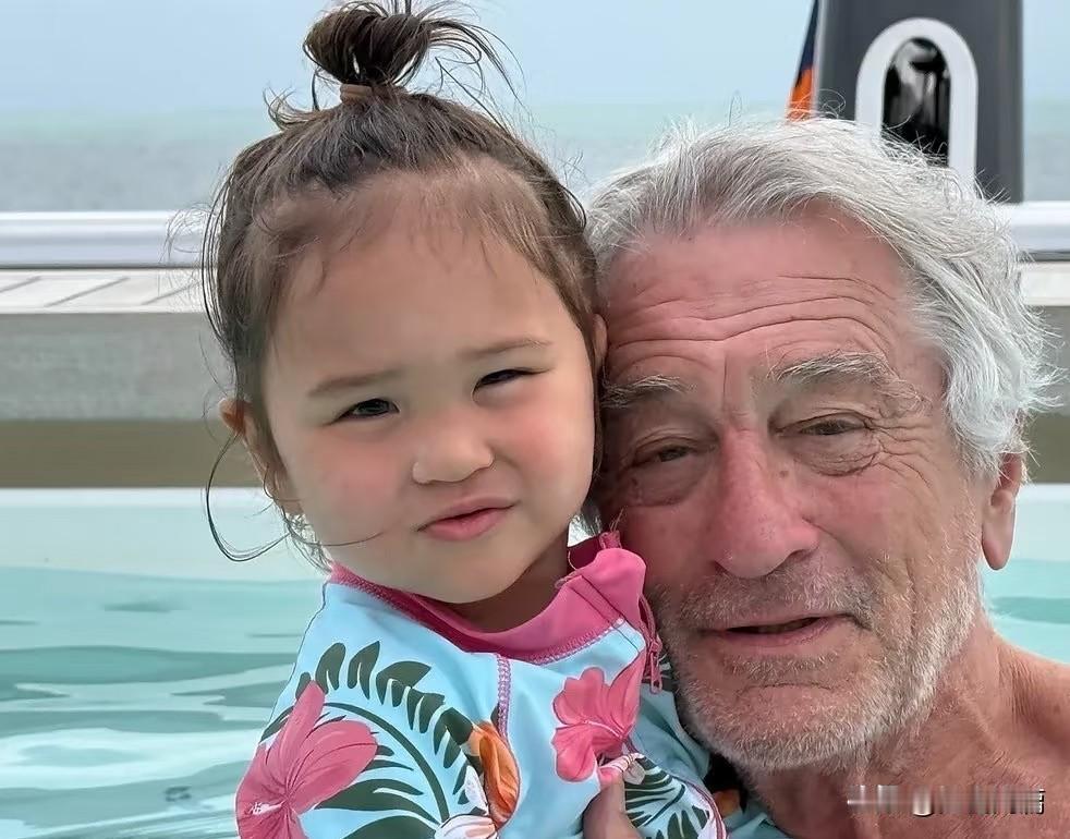 小姑娘长这么大了，越来越可爱！好莱坞影帝罗伯特·德尼罗的亚裔伴侣Tiffa