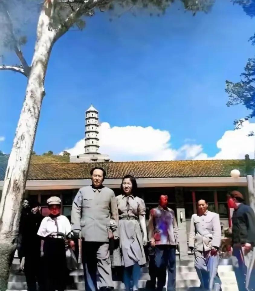 这是毛主席和女儿李讷在玉泉山的真实样貌，都看看吧，父女俩温情的时刻。毛主席已