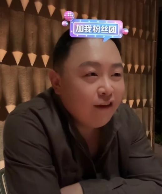 德云社阎鹤祥携妻子在马尔代夫度假，边吃晚餐边直播。直播中，阎鹤祥着重讲了五件事情