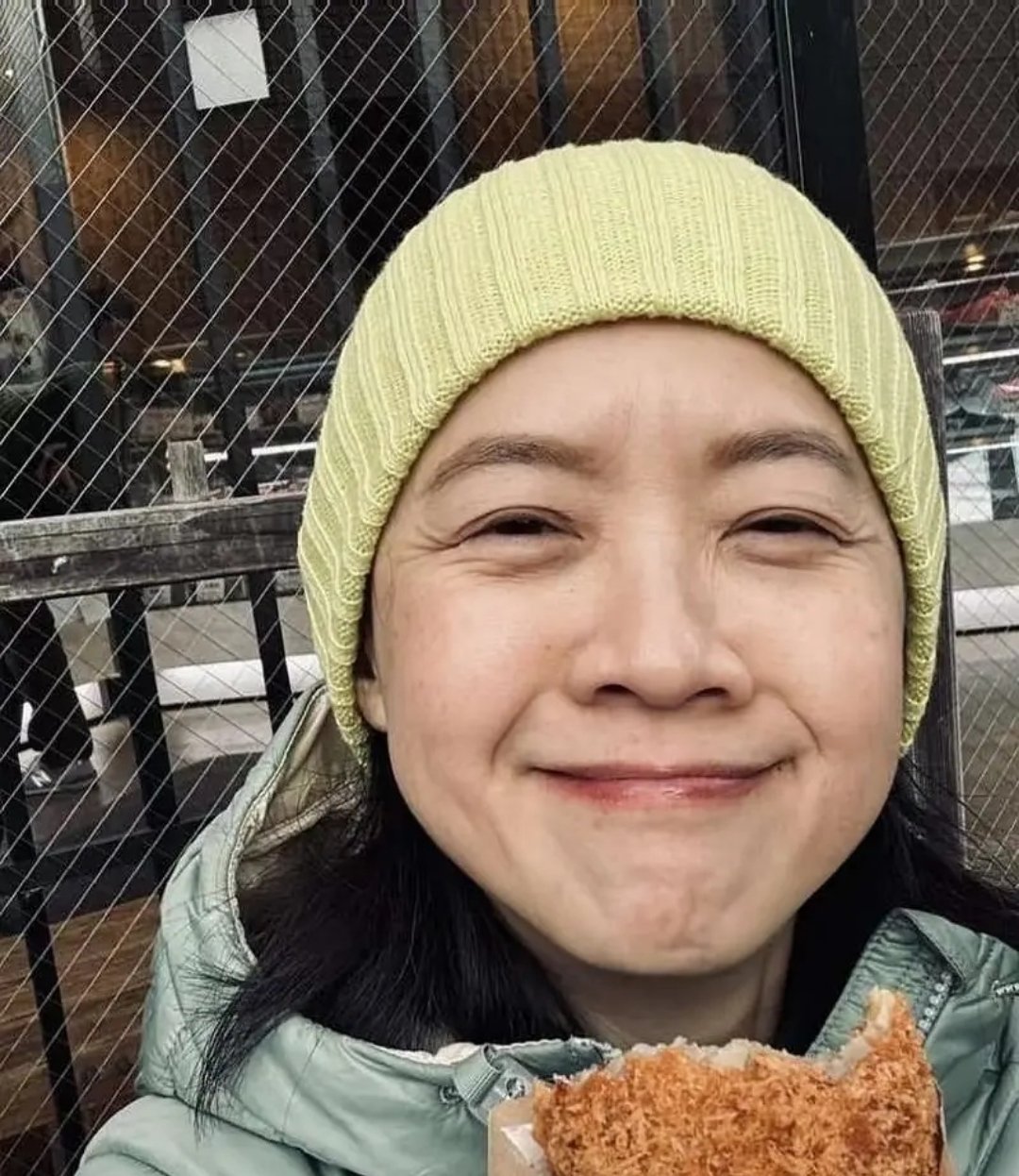 53岁的曾宝仪完全没有容貌焦虑，她发图都不修，坦然接受自然老去，笑的很灿烂，是个